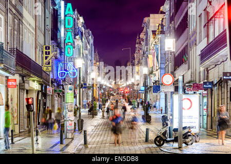 Shoppers flâner sur la rue piétonne Rua Santa Catarina à Porto, Portugal. Banque D'Images