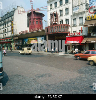 Das Moulin Rouge à Paris ; Frankreich 1970 er Jahre. Le Moulin Rouge à Paris, la France des années 1970. Banque D'Images