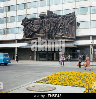 Bronzerelief "Aufbruch" Das am Eingang der Universität Leipzig ; DDR 1970 er Jahre. Le relief en bronze "Aufbruch" à l'entrée o Banque D'Images