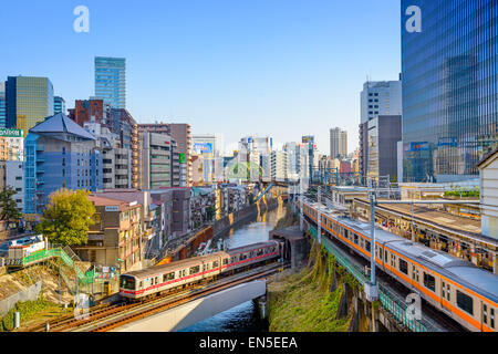 Les trains passent au-dessus de la Kanda dans le district de Ochanomizu Tokyo. Banque D'Images