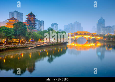 Chengdu, Chine ville sur la rivière Jin avec pont Anshun. Banque D'Images