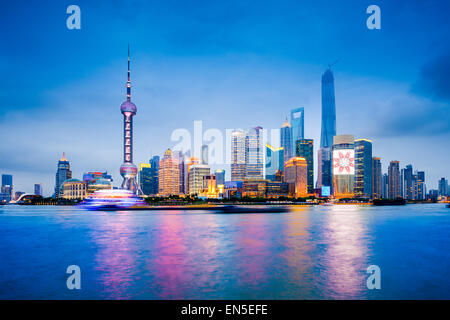 Shanghai, Chine financial district skyline sur la rivière Huangpu. Banque D'Images
