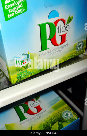 Boîtes de sachets de thé PG tips stockés sur des étagères. Banque D'Images