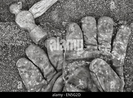 Gants de travail et vieux-ball peen hammer sur le zona. Image en noir et blanc. Banque D'Images