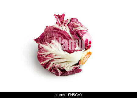 Le radicchio rouge frais isolé sur fond blanc Banque D'Images