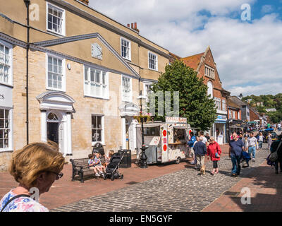 Une partie de la rue principale de Lewes menant vers la rivière Ouse Cliffe & High Street, Lewes, East Sussex. Banque D'Images