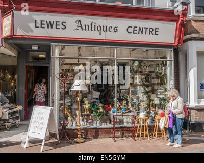 Une boutique d'antiquités dans High Street et Cliffe Foundry Lane à Lewes, East Sussex, Angleterre du Sud. Banque D'Images