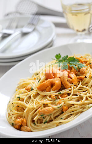 Pâtes aux oeufs d'oursin, la cuisine italienne Banque D'Images