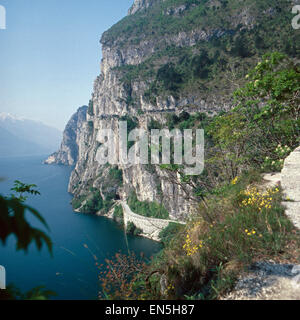 Unterwegs auf der Uferstraße Gardesana, Gardasee, Italien des années 1970 er Jahre. La conduite sur le chemin Riverside Gardesana, Lac de Garde, ita Banque D'Images