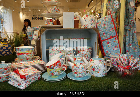 Affichage des produits dans la boutique de Cath Kidston sur Piccadilly Street, London, England, UK Banque D'Images