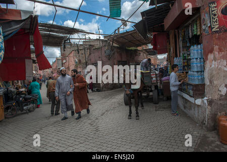 Medina, Marrakech. Sidi Ayoub. Les piétons cheval et panier. Banque D'Images