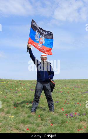 Guy avec le drapeau RMR dans le champ de tulipes, région de Rostov, en Russie. Banque D'Images