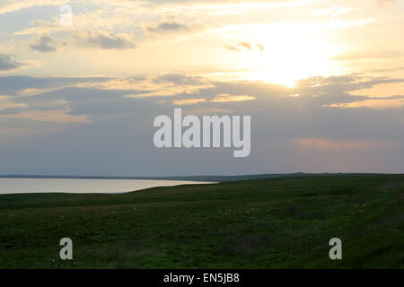 Coucher du soleil dans la steppe près de l'Lopuhovatoe salt lake, région de Rostov, en Russie. Banque D'Images