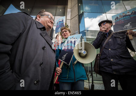 Londres, Royaume-Uni. 28 avril, 2015. Protestation des travailleurs à l'extérieur de l'hôtel Hilton Metropole Hotel Crédit : Guy Josse/Alamy Live News Banque D'Images