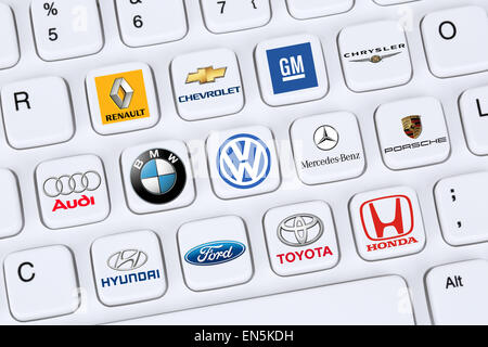 Berlin, Allemagne - 7 Avril, 2015 : Collection de logos de compagnies automobiles comme Mercedes, Porsche, VW, GM, Ford et Toyota sur un compu Banque D'Images