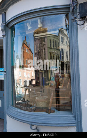 Réflexion en bow-window de l'antiquaire dans la ville de Leominster Herefordshire Angleterre UK Banque D'Images