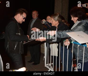 Les célébrités arrivent à RTE studios pour 'The Late Late Show' comprend : Bono Où : Dublin, Irlande Quand : 24 Oct 2014 Banque D'Images