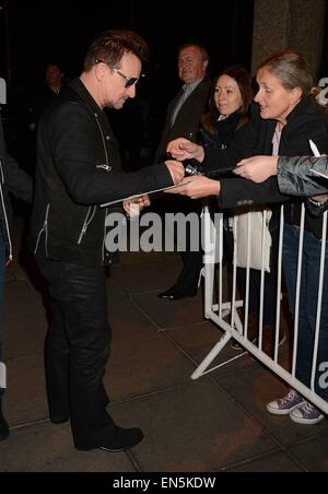 Les célébrités arrivent à RTE studios pour 'The Late Late Show' comprend : Bono Où : Dublin, Irlande Quand : 24 Oct 2014 Banque D'Images