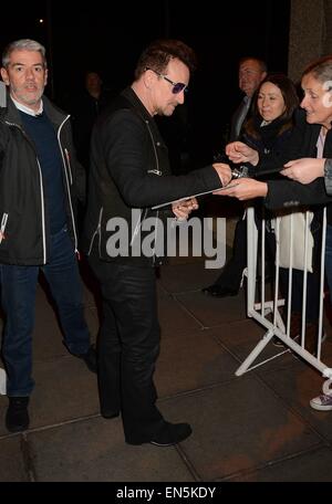 Les célébrités arrivent à RTE studios pour 'The Late Late Show' comprend : Bono Où : Dublin, Irlande Quand : 24 Oct 2014 Banque D'Images