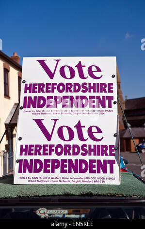 Élection générale 2015 Vote Herefordshire Indepenent plaques sur toit de voiture dans la ville de Leominster Herefordshire Angleterre UK Banque D'Images