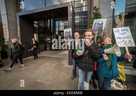 Londres, Royaume-Uni. 28 avril, 2015. Protestation des travailleurs à l'extérieur de l'hôtel Hilton Metropole Hotel Crédit : Guy Josse/Alamy Live News Banque D'Images