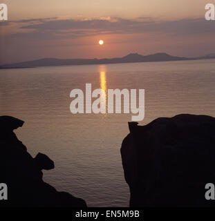 Sardinien, Sonnenuntergang über Felsen und Meer Banque D'Images