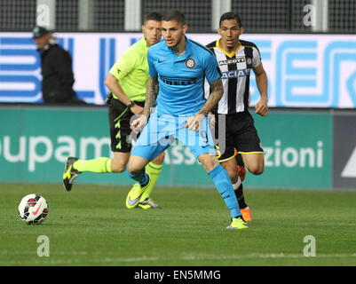 Udine, Italie. 28 avril, 2015. L'avant de l'Inter Milan Emanuel Mauro Icardi s'exécute avec le ballon au cours de la Serie A italienne match de football entre l'Udinese Calcio et le FC Internazionale Milano le mardi 28 avril 2015 au Stade Friuli à Udine. Credit : Andrea Spinelli/Alamy Live News Banque D'Images