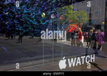 Montres Apple affiché dans une fenêtre d'angle de grand magasin Selfridges Oxford Street, dans le centre de Londres. Banque D'Images