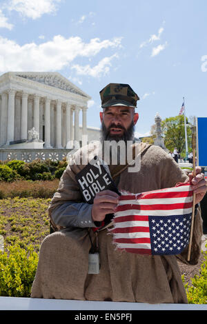 Alan Hoyle portant une Sainte Bible et un drapeau américain à l'envers devant le bâtiment de la Cour suprême des États-Unis - Washington, DC USA Banque D'Images