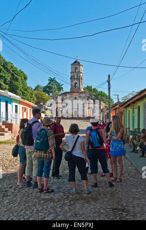 Vue verticale d'un groupe de touristes sur une visite guidée à Trinidad, Cuba. Banque D'Images