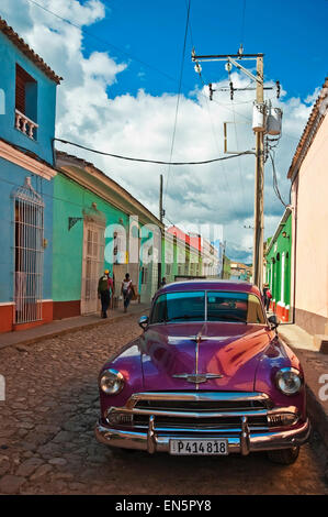 Streetview vertical avec une voiture Chevrolet vintage à Trinidad, Cuba Banque D'Images