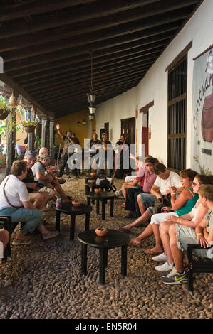 Vue verticale d'un groupe de salsa live jouant à un groupe de touristes à Trinidad, Cuba. Banque D'Images