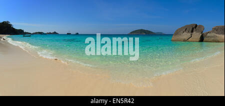 Cristal clair, bleu tropical waters accueillir les touristes et les excursionnistes sur ce soleil, plage de sable blanc dans les îles Similan de Banque D'Images