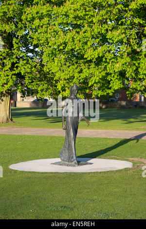 Sculpture en bronze de l'Waling Madonna par Elisabeth Frink dans l'enceinte de la cathédrale de Salisbury UK Banque D'Images