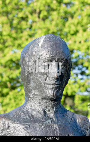 Portrait de la sculpture en bronze Madonna marche par Elizabeth Frink dans l'enceinte de la cathédrale de Salisbury UK Banque D'Images