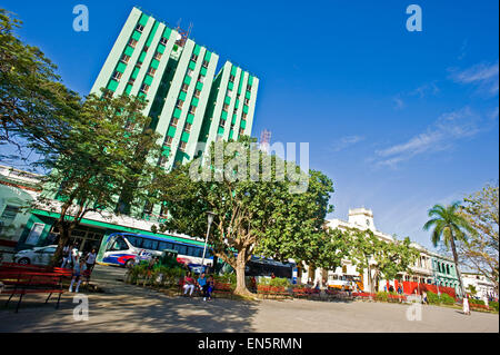 Street View de l'Horizontal Santa Clara Libre à l'hôtel Parque Vidal à Santa Clara. Banque D'Images