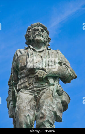 La verticale vue rapprochée de la statue de Ernesto Che Guevara à Santa Clara. Banque D'Images
