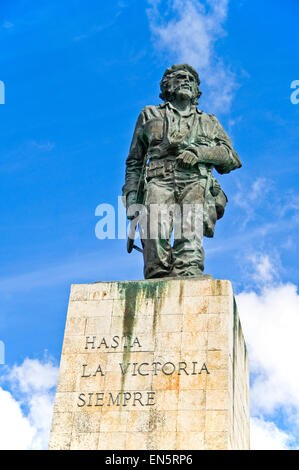 La verticale vue rapprochée de la statue de Ernesto Che Guevara à Santa Clara. Banque D'Images