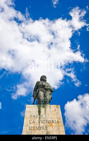 La verticale vue rapprochée de la statue de Ernesto Che Guevara à Santa Clara. Banque D'Images