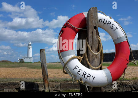 Hurst Hurst avec anneau de vie de Ferry Point Lighthouse dans le contexte à Hurst Spit Keyhaven, New Forest, Hampshire, Royaume-Uni Banque D'Images