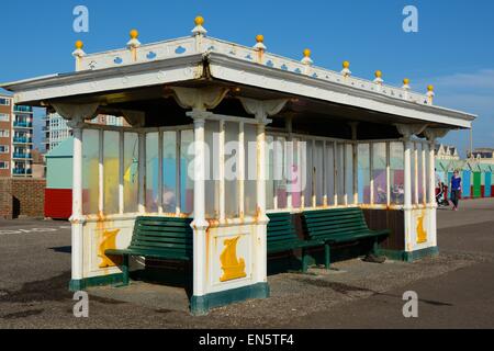 Abri sur promenade du front de mer à Hove, Brighton, East Sussex, Angleterre. Des personnes qui se passé. Banque D'Images