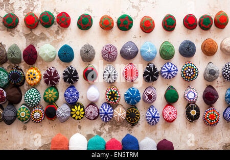 Marché coloré de souvenirs à Essaouira au Maroc Banque D'Images