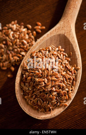 Partie linseeds brun sur cuillère en bois Banque D'Images