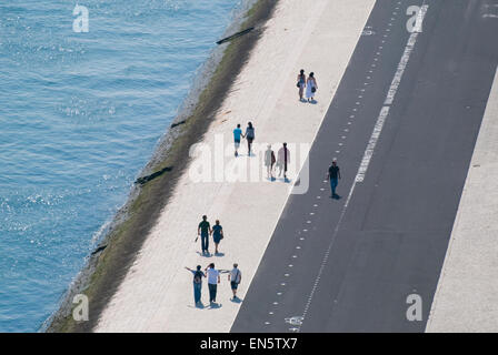 Voir des gens à pied de haut de la monument Padrão dos Descobrimentos, Lisbonne, Portugal Banque D'Images