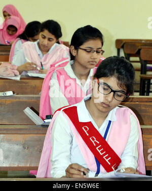 Des élèves du niveau intermédiaire de résoudre les feuilles d'examen au cours de l'examen annuel 2015 à une salle d'examen que les examens intermédiaires ont été lancées dans le cadre du Conseil de l'éducation régionale de Hyderabad sur Mardi, Avril 28, 2015. Banque D'Images