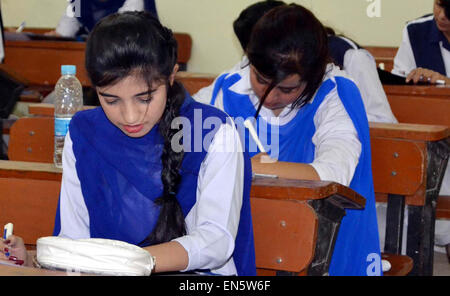 Des élèves du niveau intermédiaire de résoudre les feuilles d'examen au cours de l'examen annuel 2015 à une salle d'examen que les examens intermédiaires ont été lancées dans le cadre du Conseil de l'éducation régionale de Hyderabad sur Mardi, Avril 28, 2015. Banque D'Images