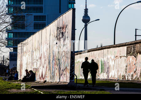 East Side Gallery, par de l'ancien mur de Berlin, peint par les artistes forment tout autour du monde, open air Museum, Berlin Banque D'Images