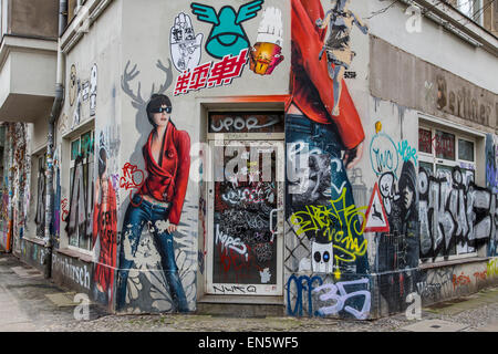 Berlin, des graffitis sur des maisons, quartier de Friedrichshain, Banque D'Images