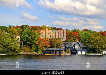 Million dollar chalets le long du lac Moskoka près de Gravenhurst (Ontario), à l'automne. Photographié sur un bateau dans le lac Muskoka. Banque D'Images