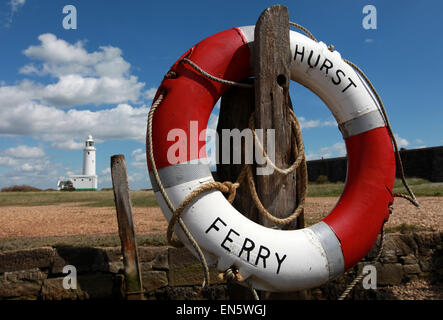 Hurst Hurst avec anneau de vie de Ferry Point Lighthouse dans le contexte à Hurst Spit Keyhaven, New Forest, Hampshire, Royaume-Uni Banque D'Images